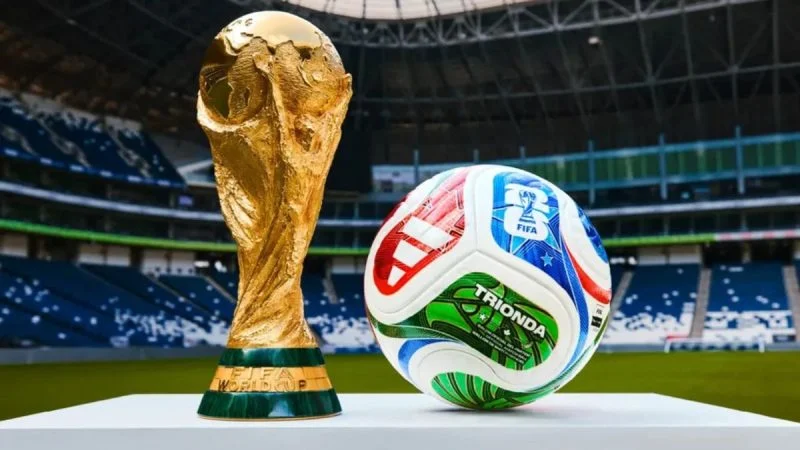 Troféu da Copa do Mundo FIFA 2026 e bola oficial Trionda